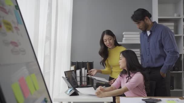 Група Азіатських Бізнесменів Які Працюють Зустрічі Про Бізнес Плани Презентують — стокове відео