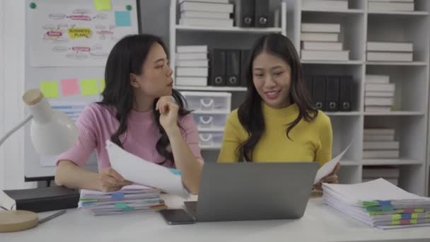 Два Азиатских Коллеги Бизнесу Работают Вместе Над Новым Проектом Деловые — стоковое видео
