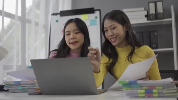 Két Ázsiai Üzleti Munkatárs Együtt Dolgozik Egy Projekten Üzletasszonyok Beszélgetnek — Stock videók