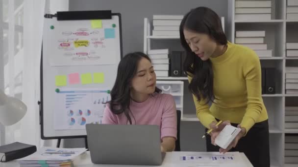 Dois Colegas Negócios Asiáticos Trabalhando Juntos Novo Projeto Mulheres Negócios — Vídeo de Stock