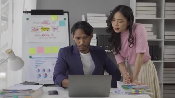Fiatal Ázsiai Számlavezető Tanácsadó Aki Papíralapú Dokumentumokat Mutat Partnerének Ügyfelének — Stock videók