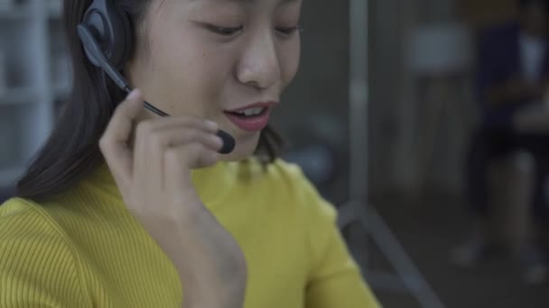 Azjatka Telemarketingu Call Center Lub Porady Dla Sprzedaży Telekomunikacyjnej Słuchawki — Wideo stockowe