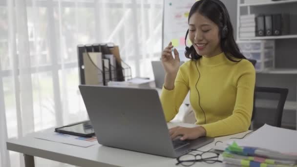 Mujer Asiática Con Telemarketing Call Center Asesoramiento Para Ventas Telecomunicaciones — Vídeo de stock