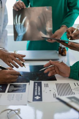 Beyin fırtınası ve planlama. Masalardaki doktorlar, hemşireler ve dizüstü bilgisayarlar birlikte çalışmanın çeşitliliğini gösteriyor. Veri analizi için takım çalışması veya atölye çalışması. Yakın plan resim, dikey