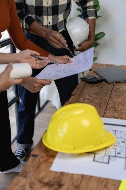 Mimar bulanık arka plan kağıt mimarisine odaklanıyor. Mimarlık, Asya endüstrisindeki profesyonel takım dikey resim şirketinde mühendislik konseptlerini sunmak için ofis planlarıyla çalışıyor.