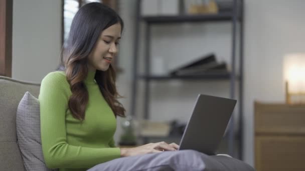 Atrakcyjna Azjatka Pracująca Surfująca Internecie Korzystająca Laptopa Pracująca Online Salonie — Wideo stockowe