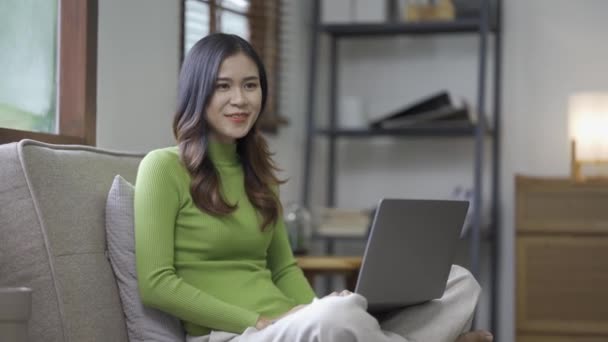 Mulher Asiática Atraente Trabalhando Navegando Internet Usando Dispositivo Laptop Trabalhando — Vídeo de Stock