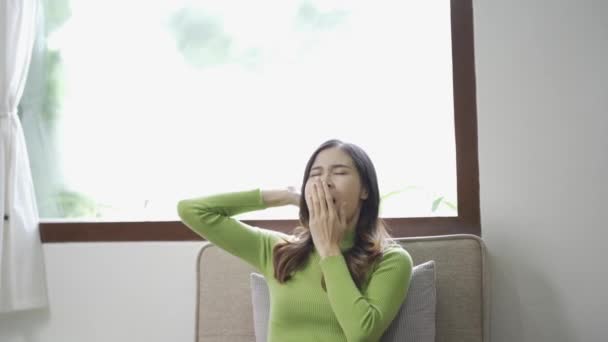 Avslappnad Ung Asiatisk Kvinna Njuter Avkoppling Bekväm Soffa Hemma Lugn — Stockvideo