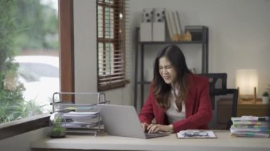 Neşeli gülümseyen Asyalı kadın, günlük giysiler içinde çekici kadın muhasebeci, belgelerle, çizelgelerle, kağıtlarla, laptopla, ofiste çalışmakla meşgul, başarılı finans işkadını.