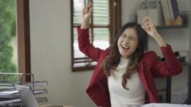 Neşeli gülümseyen Asyalı kadın, günlük giysiler içinde çekici kadın muhasebeci, belgelerle, çizelgelerle, kağıtlarla, laptopla, ofiste çalışmakla meşgul, başarılı finans işkadını.