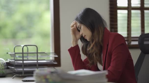 Stressed Asian Businesswoman Suit Feeling Worried Financial Problems Completing Paperwork — Stock Video
