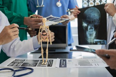 Beyaz önlüklü ve ameliyat önlüklü doktorla görüşüp hasta kayıtlarını tartışıyorlar. Dijital tablet üzerinde çalışan doktorlar, bilgisayar kullanan doktorlar tablet teknolojisi.