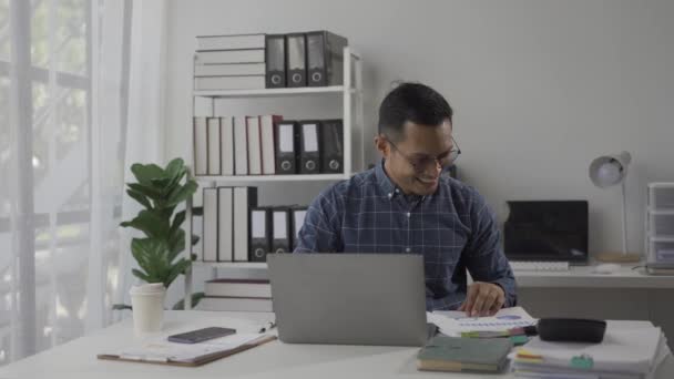 Homme Affaires Asiatique Sérieux Travaillant Avec Papier Une Calculatrice Pour — Video