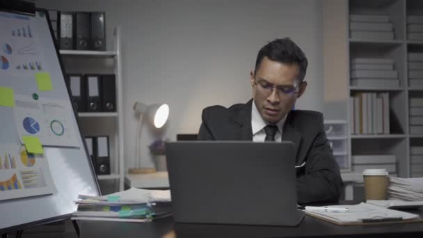 Серьезный Азиатский Бизнесмен Работающий Бумагой Калькулятором Документации Финансовой Графики Расчета — стоковое видео