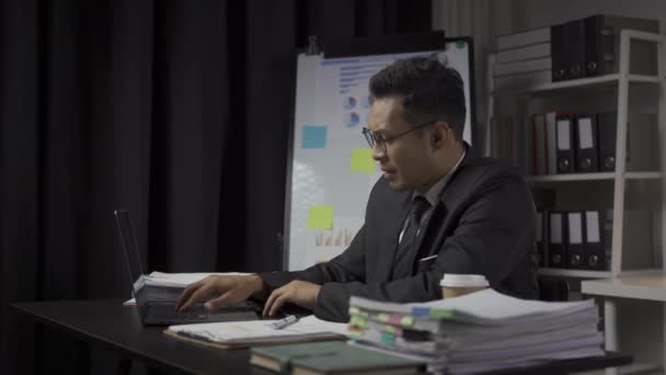 Empresário Asiático Sério Trabalhando Com Papel Calculadora Para Documentos Gráficos — Vídeo de Stock