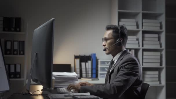 ビデオ会議アプリで顧客と話すデスクトップコンピュータを使用してオフィスに座っているビジネスマン リモートヘルプ ビジネスによるバーチャルミーティング 交渉コンセプト — ストック動画