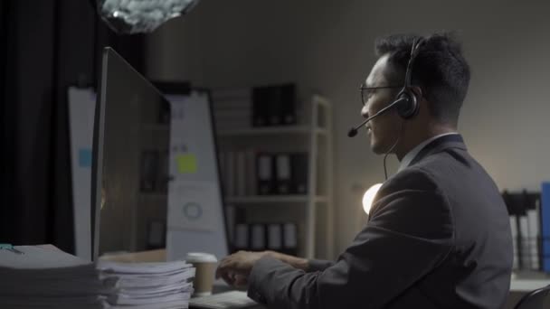 Επιχειρηματίας Φορώντας Ακουστικά Κάθεται Στο Γραφείο Χρησιμοποιώντας Επιτραπέζιο Υπολογιστή Μιλάμε — Αρχείο Βίντεο