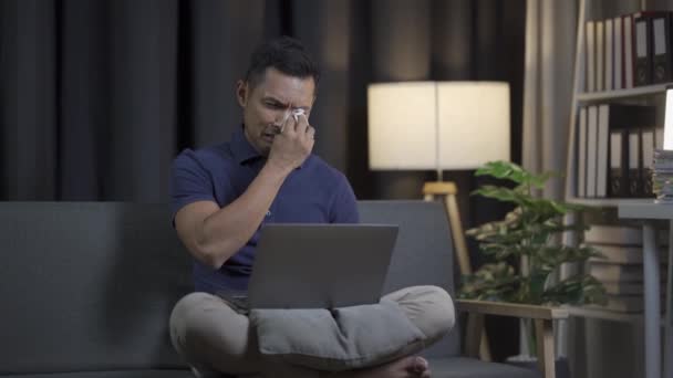 Jovem Cabelos Pretos Senta Sofá Trabalha Usando Seu Laptop Jovem — Vídeo de Stock