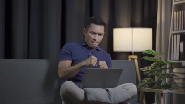 Jovem Cabelos Pretos Senta Sofá Trabalha Usando Seu Laptop Jovem — Vídeo de Stock