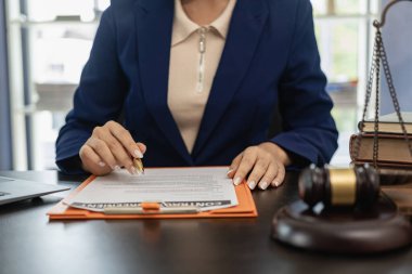 Adaletin yerini bulduğu, tartıldığı ve yargıçların adalet tavsiyeleri ve fikirlerinin yanında durduğu bir hukuk firması. Yakın plan resimler.