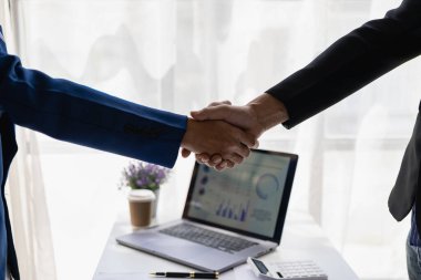 Ofisteki bir toplantıda el sıkışan kendine güvenen iki işadamı ofis brifinglerinde veya müzakerelerde anlaşma yapıyor. Mutlu erkek iş ortakları el sıkışıyor.