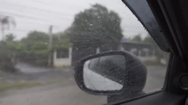 Şiddetli yağmurda araba sürerken yolculuk sırasında hava sertti. Gün ortasında yan pencereden dışarı bakarken, çok fazla yağmur vardı..