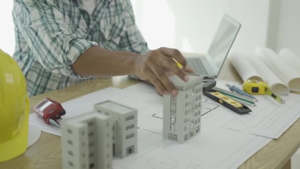网站管理员工程师在一个重工业建筑工地上看一张纸蓝图 上面画着一位建筑师 他指着蓝图上的一个项目的蓝图 — 图库视频影像
