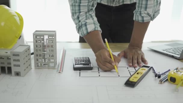 Инженер Застройщик Рассматривает Бумажный План Крупной Промышленной Стройке Рисуя Архитектора — стоковое видео