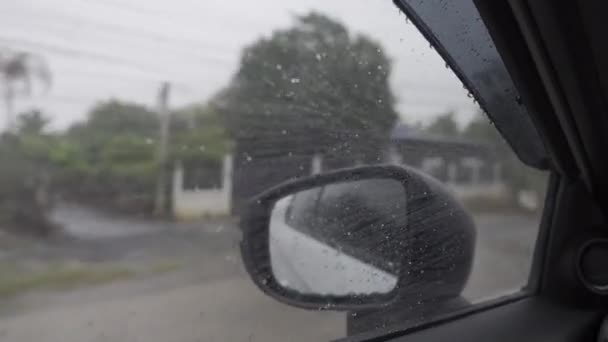 激しい雨の中 運転していた天候は厳しかった 日中は横の窓から眺めると 雨が多かった — ストック動画