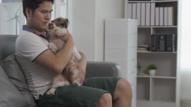 Jovem Asiático Com Cão Estimação Sofá Sala Estar Pedindo Ajuda — Vídeo de Stock