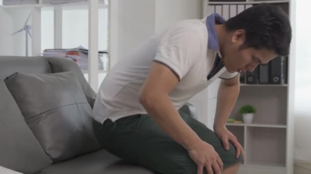 一个患痔疮的年轻人不能坐着 身体不健康的男人感到恶心 痔疮疼痛 坐在沙发上 痛苦不堪 — 图库视频影像
