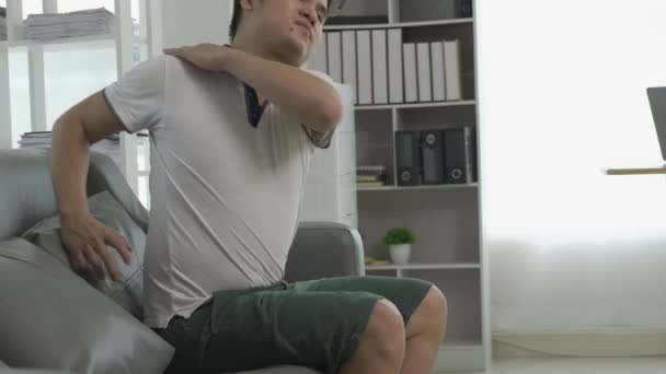 彼の腕 膝に筋肉痛を伴う若いアジア人男性 肘の痛みを感じる 筋肉痛ヘルスケアコンセプト — ストック動画