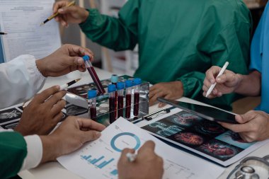 Tıbbi ekip, bir grup hemşirenin başhekimle buluşup tedavisini aradığı pozitiflik için buluşuyor. Hastanede dikilirken tıbbi haritada konuşan bir grup doktor.