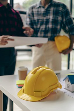 Mühendislerle ya da mimarlarla ortaklar ve mekanda modeller ve planlar yaratmak için mühendislik araçlarıyla çalıştıkları projeler için bir araya gelmek. inşaat kavramı