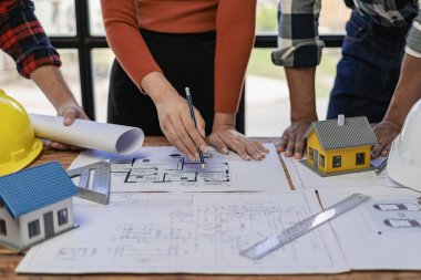 Mühendislerle ya da mimarlarla ortaklar ve mekanda modeller ve planlar yaratmak için mühendislik araçlarıyla çalıştıkları projeler için bir araya gelmek. inşaat kavramı