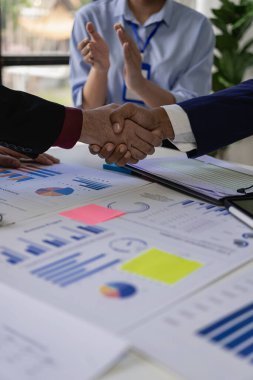 İki işadamı iş konusunda hemfikir ve başarılı müzakerelerden sonra el sıkışıyorlar. El sıkışmak bir selamlama ya da tebrik etme şeklidir. Yakın plan resimler.