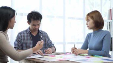 Genç Asyalı işadamı profesyonel konferans masası üzerinde çalışma projesini tartışıyor. Şirket iş birliği konsepti, iş planlaması ve finansal bütçe, yavaş çekim..