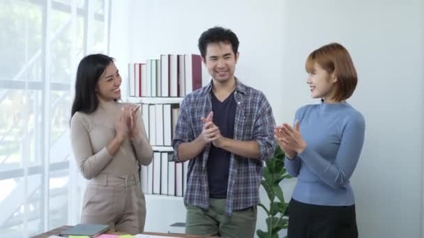 Grupo Homens Mulheres Asiáticos Equipes Negócios Aplaudiram Seus Sucessos Negócios — Vídeo de Stock