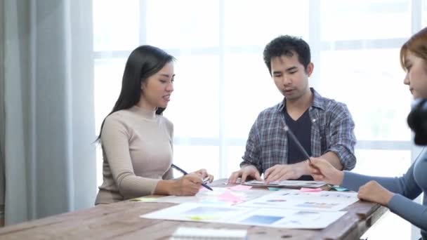 年轻的亚洲商人讨论专业会议桌下的工作项目公司商业团队协作概念 商业规划和财务预算 慢动作 — 图库视频影像