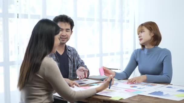 Joven Empresario Asiático Discutiendo Proyecto Trabajo Mesa Conferencia Profesional Concepto — Vídeos de Stock