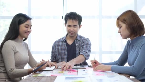 Молодой Азиатский Бизнесмен Обсуждает Рабочий Проект Профессиональном Конференц Столе Концепция — стоковое видео