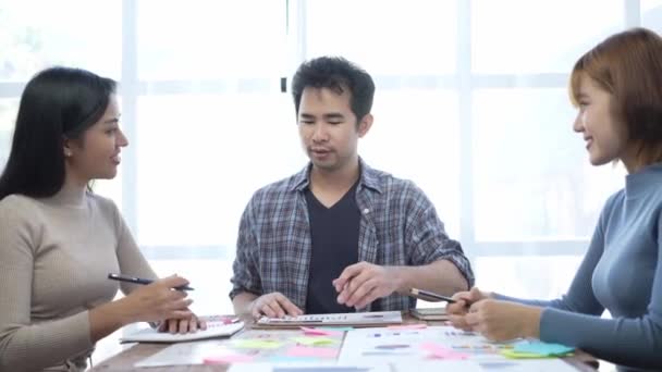 Молодий Азіатський Бізнесмен Обговорює Робочий Проект Професійній Конференц Столі Концепція — стокове відео