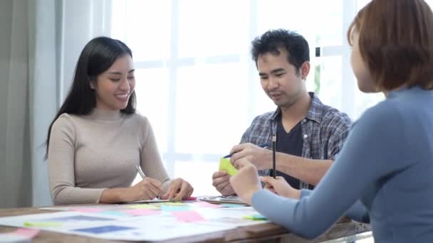 Молодий Азіатський Бізнесмен Обговорює Робочий Проект Професійній Конференц Столі Концепція — стокове відео