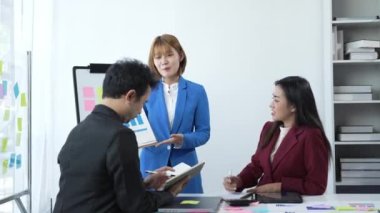 Asyalı iş adamlarından oluşan bir ekip bir toplantıda şirketin satış raporunu tartışıyor. Bir grup Asyalı genç işadamı yeni iş geliştirme stratejilerini tartışmak için beyin fırtınası yapıyor..