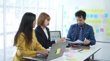 Asyalı iş adamlarından oluşan bir ekip bir toplantıda şirketin satış raporunu tartışıyor. Bir grup Asyalı genç işadamı yeni iş geliştirme stratejilerini tartışmak için beyin fırtınası yapıyor..
