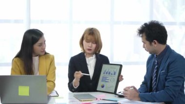 Asyalı iş adamlarından oluşan bir ekip bir toplantıda şirketin satış raporunu tartışıyor. Bir grup Asyalı genç işadamı yeni iş geliştirme stratejilerini tartışmak için beyin fırtınası yapıyor..