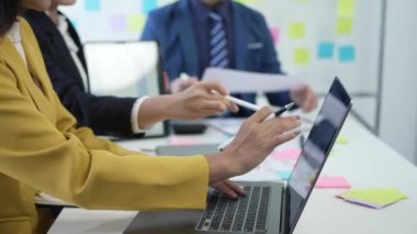 Asyalı iş adamlarından oluşan bir ekip bir toplantıda şirketin satış raporunu tartışıyor. Bir grup Asyalı genç işadamı yeni iş geliştirme stratejilerini tartışmak için beyin fırtınası yapıyor..