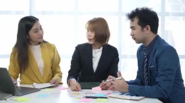 Asyalı iş adamlarından oluşan bir ekip bir toplantıda şirketin satış raporunu tartışıyor. Bir grup Asyalı genç işadamı yeni iş geliştirme stratejilerini tartışmak için beyin fırtınası yapıyor..