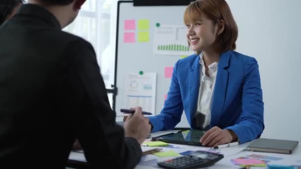 Asyalı Adamlarından Oluşan Bir Ekip Bir Toplantıda Şirketin Satış Raporunu — Stok video