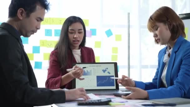 Uma Equipe Empresários Asiáticos Está Discutindo Relatório Vendas Empresa Uma — Vídeo de Stock